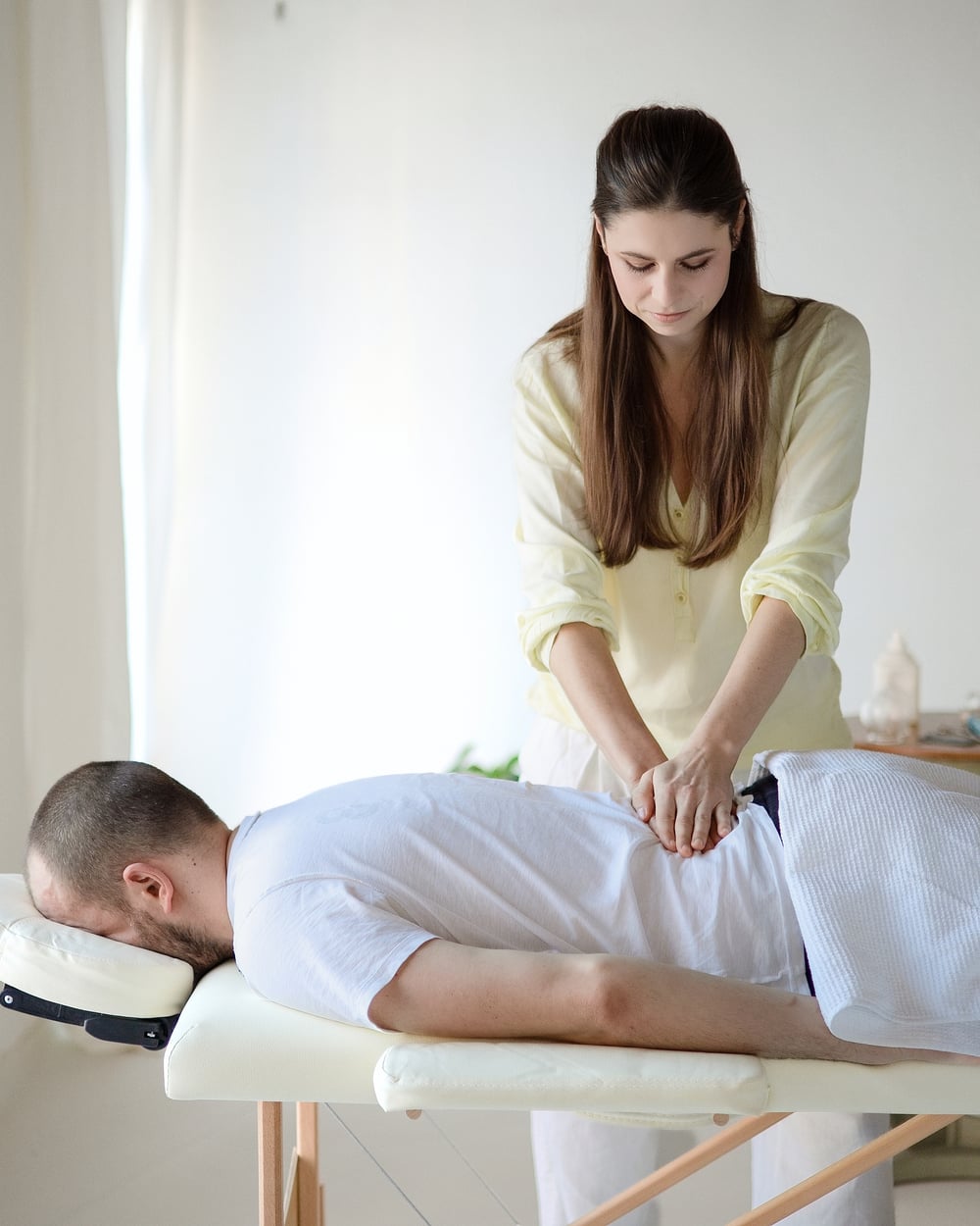 Bára Králíková při terapii baňkováním